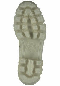 Sole in gomma per sneaker con scanalature profonde e una finitura trasparente texture. Presenta scanalature per una migliore aderenza e il logo del marchio impresso sulla superficie.