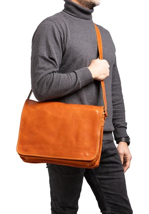 Borsa a tracolla in pelle di un vivace arancione con una finitura liscia, dotata di chiusura a patta e tracolla regolabile.