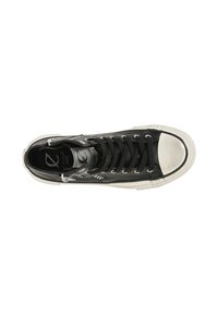 Schwarze High-Top-Sneaker aus Leder mit einer weißen Gummikappe und -sohle, ausgestattet mit silbernen Ösen und Schnürsenkeln. Strukturierte Oberfläche.