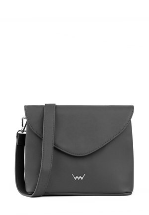 Graue Leder-Schultertasche mit Klappenverschluss, verstellbarem Tragegurt und silbernem Logo-Detail auf der Vorderseite. Glatte Textur und rechteckige Form.