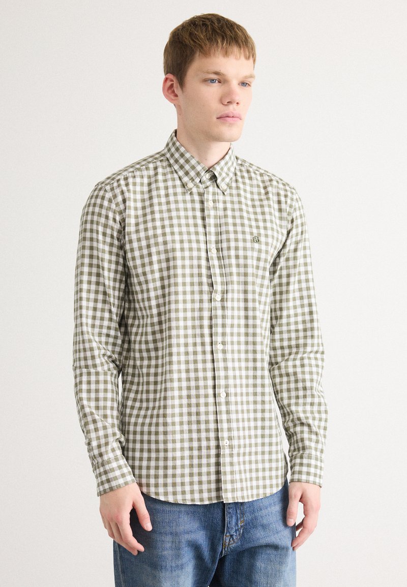 Camicia a maniche lunghe a quadri in marrone e beige, con colletto button-down, taglio dritto e un piccolo logo sulla tasca del petto.
