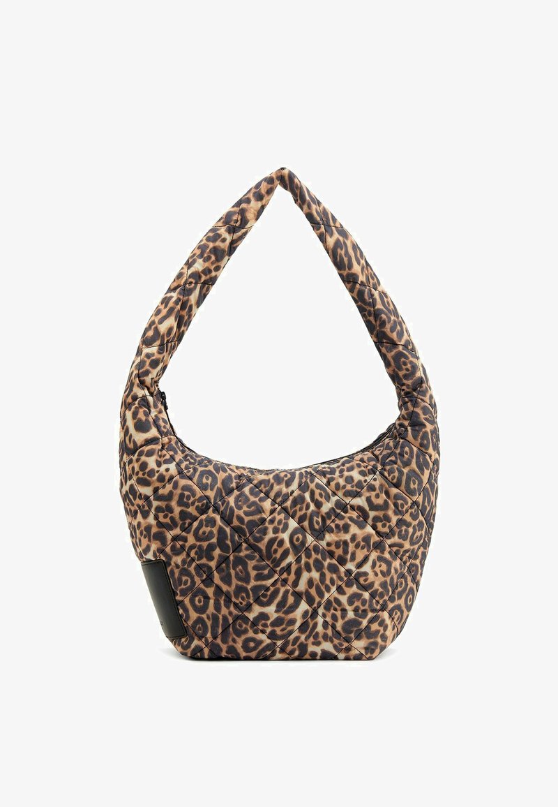 Gepolsterte Hobo-Tasche im Leopardenmuster mit glatter Textur, runder Form und einem eleganten schwarzen Akzent nahe der Unterseite.