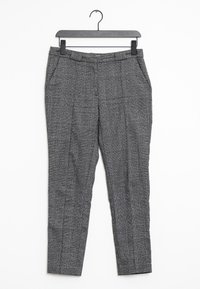Pantaloni a quadri grigi con vestibilità slim, dotati di una vita piatta, tasche laterali e una superficie liscia, appesi a un gancio nero su uno sfondo bianco.