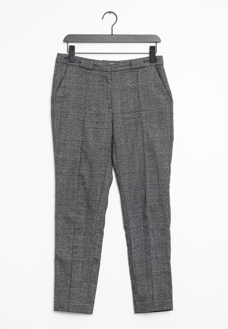 Pantaloni a quadri grigi con vestibilità slim, dotati di una vita piatta, tasche laterali e una superficie liscia, appesi a un gancio nero su uno sfondo bianco.