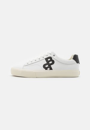 Weißer Sneaker mit niedrigem Schaft, schwarzem Doppel-B-Logo an der Seite, schwarzem Fersenlasche und cremefarbener Sohle sowie Zehenkappe.
