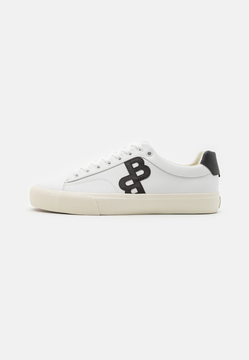 Baskets basses blanches avec logo double B noir sur le côté, languette de talon noire et semelle ainsi qu'embout couleur crème.