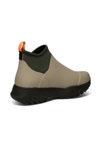 Brązowo-zielone botki za kostkę z gładkiego materiału, teksturowaną czarną podeszwą i pomarańczową pętelką z tyłu ułatwiającą zakładanie.