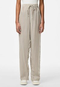 Lichte, wijde broek in beige met witte verticale strepen. Voorzien van een elastische tailleband met een trekkoord voor een verstelbare pasvorm.