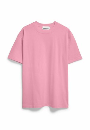 T-shirt rosa semplice in cotone a maniche corte con scollo tondo e etichetta del marchio "ARMEDANGELS" visibile sul colletto.