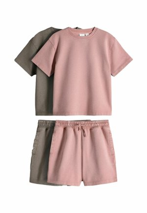 Zwei kurzärmelige T-Shirts und zwei Paar Shorts mit elastischem Bund, ein Set in staubigem Rosa und das andere in gedecktem Olivgrün.