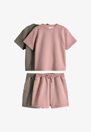 To T-shirts med korte ærmer og to par shorts med elastik i taljen, ét sæt i støvet rosa og det andet i afdæmpet olivengrøn.