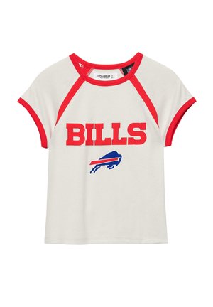 Cămașă albă cu mâneci scurte, cu margini roșii, text "BILLS" roșu și logo al bivolului albastru cu dungi roșii sub text în partea din față.