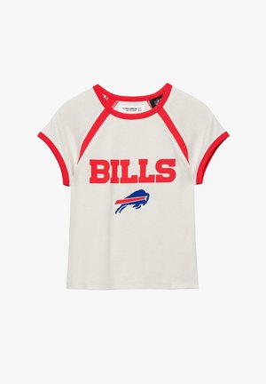 Hvid skjorte med korte ærmer og røde kanter, teksten "BILLS" i rødt samt en blå bøffellogo med en rød stribe under teksten foran.