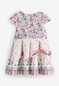 Lyhythihainen mekko, jossa värikkäitä kukka- ja lintukuvioita yläosassa ja flamingokuvioita laskostetussa hameessa, jonka helmassa raidallinen reunus.