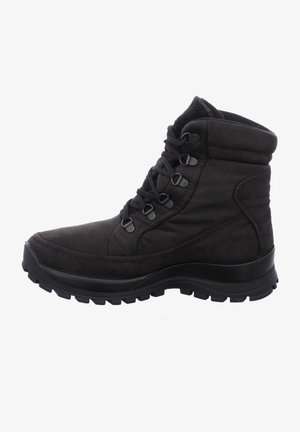 Schwarze Wildleder-Stiefelette mit gepolstertem Kragen, Schnürverschluss, strukturiertem Stoff und einer robusten Gummi-Außensohle für guten Halt.