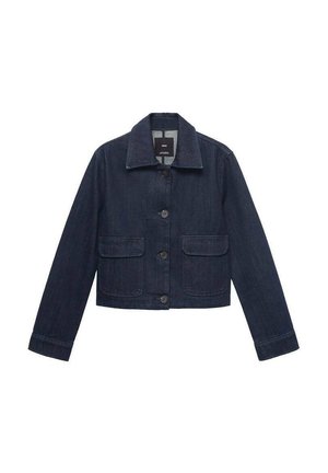 Chaqueta de denim azul oscuro con cuello tipo solapa, cierre frontal con botones y dos bolsillos de parche en el pecho. Presenta mangas largas con puños abotonados.