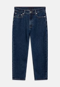 Jeans de mezclilla azul oscuro con un diseño de pierna recta, cinco bolsillos y cierre de botón. Presenta un ligero desgaste y costuras en contraste.