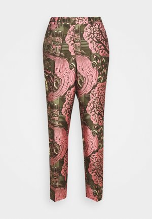 Pantalones de talle alto y corte estrecho con estampado abstracto de paisaje en rosa y verde oliva que incluye árboles, cascadas y formas geométricas.