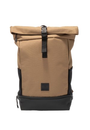 Hellbrauner und schwarzer Roll-Top-Rucksack mit vorderem Schnallenverschluss und Reißverschlussfach am Boden, steht auf einem weißen Hintergrund aufrecht.