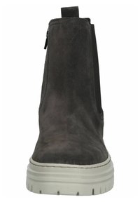 Graue Wildleder-Ankle-Boots mit elastischen Seiteneinsätzen, einer Zuglasche hinten und einer dicken weißen Gummisohle. Glatte Textur mit Stichdetails.