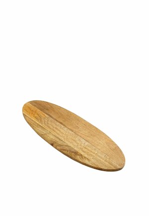 Owalna drewniana deska do krojenia z naturalną fakturą drewna na białym tle.