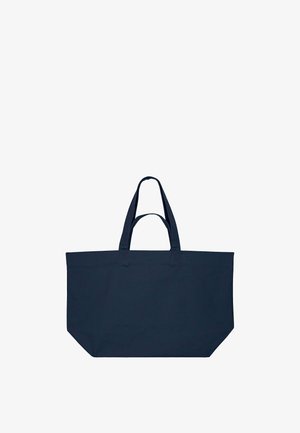 Grand sac fourre-tout bleu marine avec deux longues poignées et une poignée plus courte, en tissu, sur fond blanc.