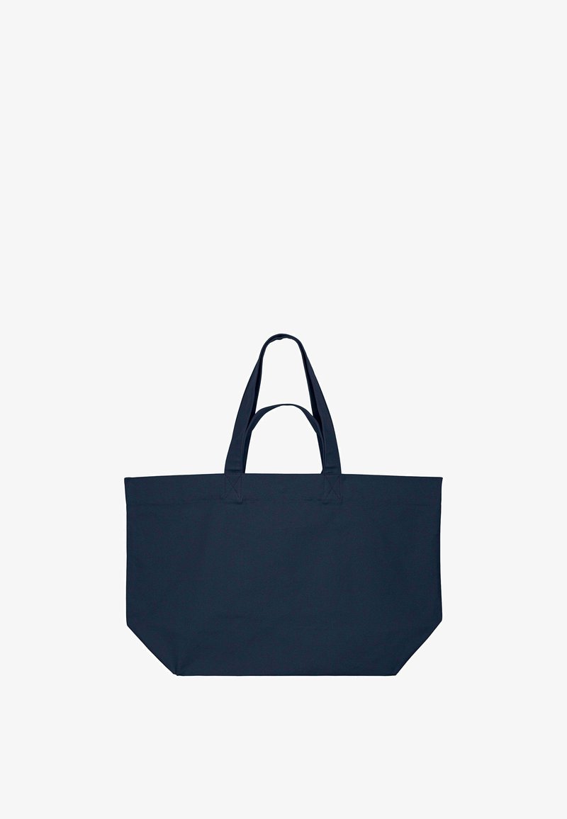 Grand sac fourre-tout bleu marine avec deux longues poignées et une poignée plus courte, en tissu, sur fond blanc.