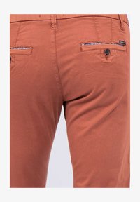 Non sélectionné, rouge brique