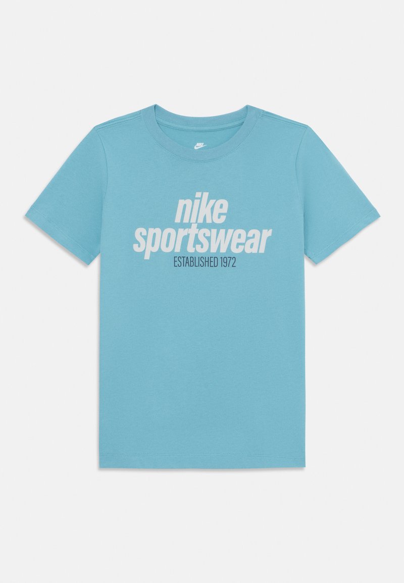 Ανοιχτό μπλε βαμβακερό μπλουζάκι με κοντά μανίκια και στρογγυλή λαιμόκοψη, με λευκό γραφικό λογότυπο "nike sportswear ESTABLISHED 1972" μπροστά.