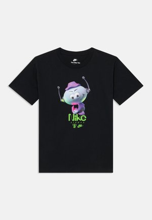 Zwart katoenen T-shirt met een kleurrijke cartoonfiguur met een roze hoed en een groene "Nike Airmax"-logo eronder.