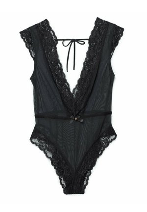 Czarny bodysuit z koronką, z głębokim dekoltem w kształcie litery V, przezroczystym materiałem siatkowym, falbankami z koronki, regulowanym związaniem z tyłu oraz kokardką w talii.