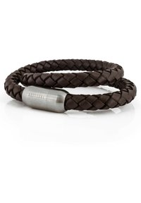 Bracelet en cuir tressé marron foncé avec un fermoir en acier inoxydable, présentant une surface lisse et un design arrondi.