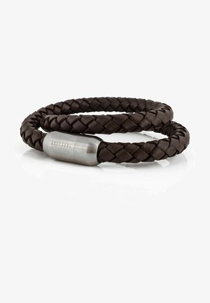 Aukštos kokybės tamsiai rudos odos pintas apyrankė su nerūdijančio plieno sagtimi, pasižyminti lygia paviršiumi ir apvaliu dizainu.