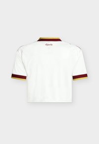 T-shirt de sport blanc à manches courtes avec une bordure bordeaux et or sur le col et les manches, et "España" brodé en bordeaux dans le haut du dos.