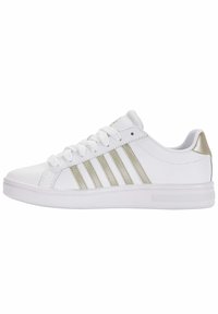 Vit sneaker med guldaccenter, med en slät läderöverdel, rund tå, platta snören och tre metalliska ränder på sidan.