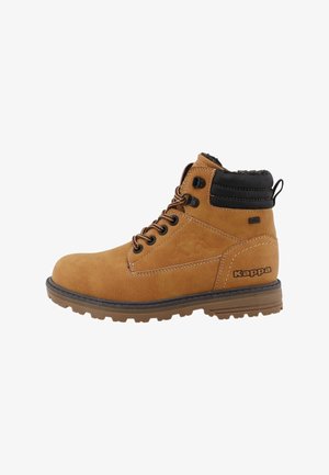 Botine de gleznă din suede maro cu guler din material captusit negru, design cu șireturi, talpă din cauciuc și logo Kappa pe lateral. Potrivite pentru utilizare în aer liber.