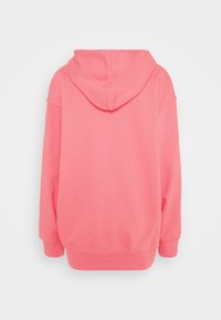 Korálově růžová mikina s kapucí na stahování, spadlými rameny a žebrovanými manžetami, s měkkou texturou a uvolněným střihem.