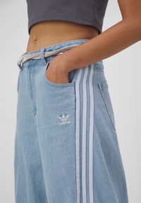 adidas Originals Široke nogavice - clear blue