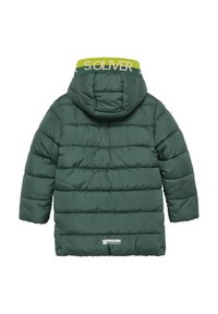 Groene, gewatteerde jas met capuchon, voorzien van een quiltontwerp, elastische kraag met "S.OLIVER" branding en drukknoopsluitingen aan de zoom.