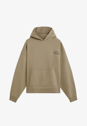Khaki hoodie, van een katoenmix, met een losse pasvorm. Kenmerken zijn een voorzak en een zwart logo op de linkerkant. Zachte textuur.
