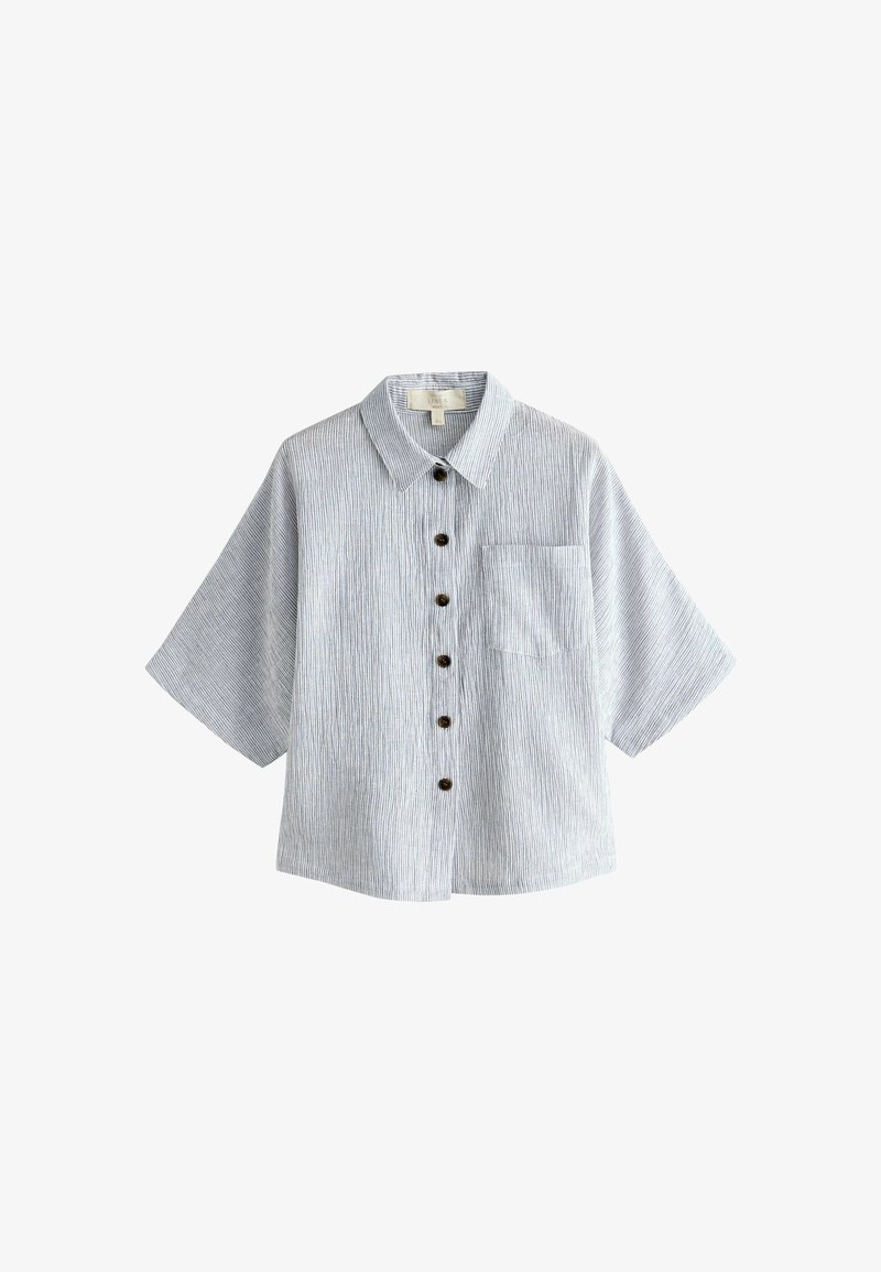 Chemise à manches courtes gris clair avec fines rayures verticales, une poche poitrine avant, et des boutons ronds foncés.