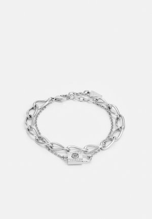 Sølv dobbeltkædearmbånd med en lille hængelås charms og et trekantet logomærke på en hvid baggrund.