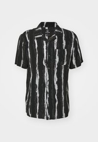 Camisa de manga corta negra con rayas verticales blancas y un patrón sutil texturizado, con cuello puntiagudo y un bolsillo en el pecho.