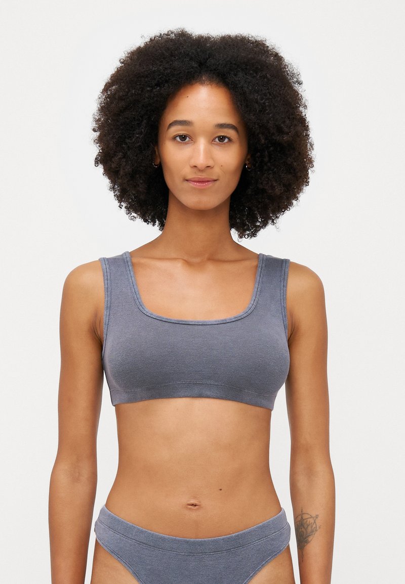 Grå randig bralette med fyrkantig halsringning och breda axelband. Mjuk textur, åtsittande design och minimala sömmar för komfort.