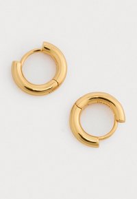 Χρυσά σκουλαρίκια με στρογγυλό, καμπυλωτό σχέδιο. Λείο, γυαλιστερό επιφάνεια με κούμπωμα με μεντεσέ. Κάθε σκουλαρίκι παρουσιάζει μία αψεγάδιαστη επιφάνεια.