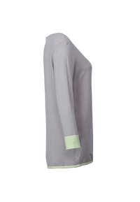 Långärmad topp i ljusgrått tyg med en mjuk textur. Har gröna accenter på ärmsluten och fållen. Enkel design med en avslappnad passform.