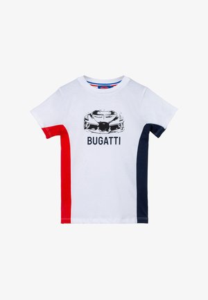 T-shirt bianca con pannelli laterali rossi e blu navy, caratterizzata da una grafica nera di un'auto e dal testo "BUGATTI" in grassetto sotto il design.
