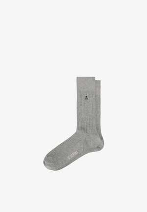 Een paar grijze geribbelde sokken met een klein zwart schedel- en gekruiste beenderenlogo near de bovenkant en de tekst "SCALPERS" op de voet.