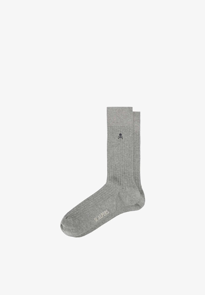 Par grå ribstrikkede sokker med lille sort skalle- og korsben-logo nær toppen og teksten "SCALPERS" på foden.