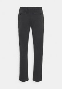 Pantalon noir à jambe droite vu de dos avec deux poches passepoilées boutonnées et des passants de ceinture à la taille.